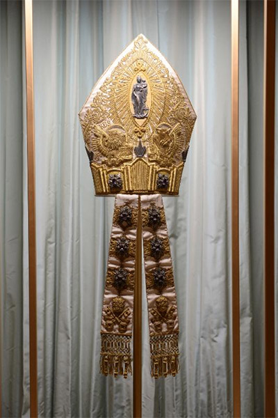 Mitre of Pius XI on display at The Met's Heavenly Bodies: Fashion and the Catholic Imagination advance press event. Courtesy of The Metropolitan Museum of Art/@spgitalia