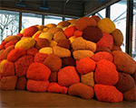 Sheila Hicks: The rediscovery of her sensual, colored and minimalist installations in Paris after New York and Venice